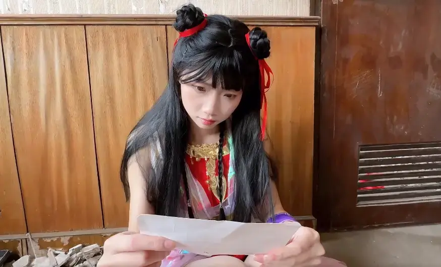 【定制公映】鹤幻老六（三） 哪吒静静的躺在床上，小泽正在把玩她的丝袜脚，将左腿抬高，拿皮尺量各种尺寸。<br>（腿的长度，脚腕的周长，脚面的宽度……）<br>“没想到早期型号就这么完美，等我以后有了钱，一定租个最新款。”<br>然后开始日常拍摄。<br>小泽拍了几张照片，拿出唇膏补妆。<br>“这肉感也太真实了，捏起来软软弹弹的，也没有塑料味”<br>小泽忍受不了诱惑，去玩弄脚。哪吒转醒，汩汩水声传来。<br>“不是吧，这才做了几个动作就漏液了。”<br>小泽从旁边拿了“润滑油”，喂到哪吒嘴里。<br>从裙下拿走杯子将液体装回刚喂完水的空瓶子。<br>并拿毛巾胡乱擦拭一番。<br>小泽收拾行李并找老板结账。<br>哪吒收回自己的脚，轻轻揉搓。<br>“我如今法力尽失，千万不能暴露自己已经恢复意识。”<br>画外音“老板，它已经年久失修了，漏液可是老毛病了，押金可不能少啊。”<br>....................<br>哪吒意识清醒后又被击晕，醒来发现在一座废墟，首先给脚疗伤，当务之急就是逃出废墟，<br>可是没想到墙角就碰见老六的分身，哪吒使出隐身术..........<br>欲知后事如何，请看正剧，感谢老哥定制公映支持，谢谢各位老哥购买支持， 定拍合作请联系QQ2838269780  1372181502<br>网盘解压密码bill