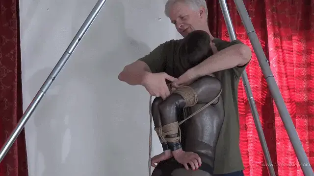 629 AJ Marion - Mesh Catsuit Standing Predicament 【中文seren捆绑全过程】AJ穿着一件网眼黑色连体紧身衣，大卫对她有一些狡猾的计划。她抓起一根麻绳，发现双臂被紧紧地绑在背后。然后，在大卫将她绑在上面的架子上之前，她被包装好，用微泡沫胶带堵住嘴。AJ的脚踝被交叉并绑在一起，然后她就陷入了困境。然而，她并不满意，但在加上胯绳之前，她的脖子被绑在了架子上。AJ Marion is in a mesh black catsuit and David has some devious plans for her. grabbing some jute rope she finds her arms tied tighty behind her back.  She's then outh packed and gagged with microfoam tape before David ties her harnessed body off to the rack above her.  AJ's ankles are crossed and tied together before she's left in that predicament a bit.  Not satisfied however her neck is tied off to the rack before a crotch rope is added to top it all off.