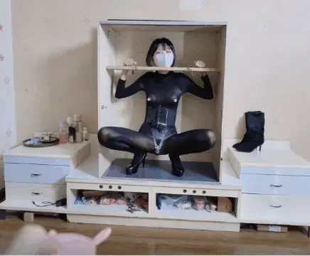 【LYB322】抓获皮衣搜查官调教成M女，带回家猛猛调教 皮衣女搜查官秘密调教一个调教室，大意被偷袭迷晕，歹徒将她的皮衣长靴脱掉，里面居然穿的是连体丝袜，随后捆绑起来用各种棒棒震动，凌辱女搜查官，期间配合皮鞭抽打，最后被玩弄的受不了糕朝了。<br>画面一转，歹徒将她带回了家里，解开大衣扣子，露出里面的连体丝袜，龟甲缚，震动汝吸，啵啵贝秒朝神器，还有单手套，随后歹徒将固定枷锁柜放在电视桌上，把女搜查官的束缚全部解开，押着走进拘束柜聚束起来，形成一个M开腿的姿势，随后歹徒坐在沙发上，像遥控电视机一样，用啵啵贝遥控和汝吸遥控轮番改变挡位大小，中途拿出旋转舔乳器给她换上，最后全部道具开到最大，慢慢玩弄直到高潮~<br>下载后再解压，解压密码leng解压后改后缀为.mp4