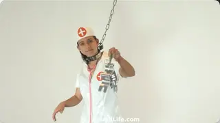Neck chained nurse 戴着项圈镣铐的女护士。