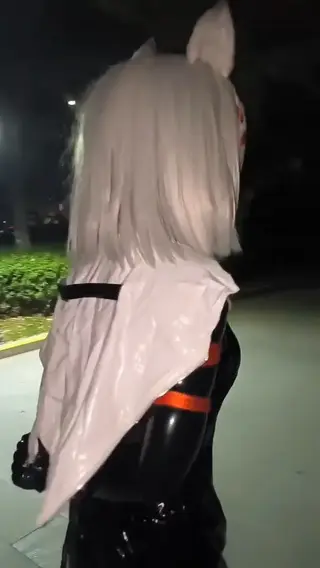 新玩具带出去遛遛弯~ 伪拘 但只能伪一点点…<br>kigurumi、伪装拘束、户外、头套、颤抖、训练、拘束、着ぐるみ、玩娃<br>视频中为特技表演者，请勿模仿视频中的高风险动作！安全第一，健康生活！<br>视频原创者：NaGo_sang 