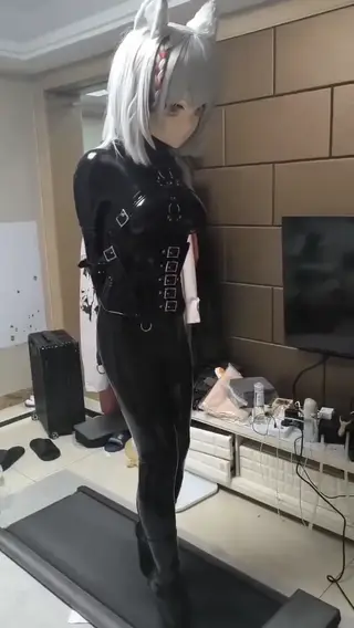 mio的特殊训练 跑步机 乳胶 芭蕾高跟 单手套。<br>kigurumi、单手套、头套、训练、惩罚、拘束、着ぐるみ、玩娃<br>视频中为特技表演者，请勿模仿视频中的高风险动作！安全第一，健康生活！<br>视频原创者：NaGo_sang 