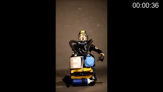 Elena mit rebreather 艾莲娜身着重型乳胶防化服头戴面具身负呼吸设备<br><br>Schlagwörter: Catsuit, Download, Rebreather