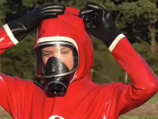 Polina-red cross catsuit 波丽娜神穿印有红十字标志配有面具的乳胶紧身衣和筒靴<br>Wegen einem Video mit nicht einmal einer Minute hat sich der Kauf einer Kamera sicher nicht gelohnt. Aber das Ergebnis macht Lust auf mehr.<br><br>Dank an Stuart und Polina.