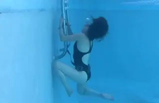 競泳少女被銬水下 身穿競泳的被少女被手銬銬在泳池爬梯處，被困水下痛苦不堪