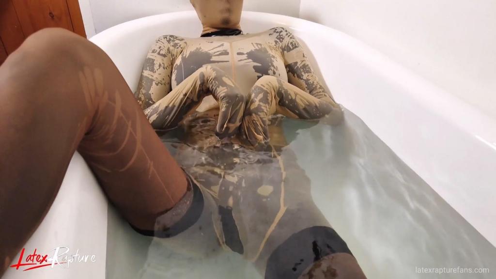 ????NYLON????Nylon - Rubber bath Can you imagine how horny it is to be as a latex nylon fetishist under a latex skin and also be encased under a nylon skin? And then the whole thing in a water bath?<br><br>The head covered with a microporous latex mask. Over it a 40den the stocking. And then another 20den over the stocking. Completely enclosed. Water runs over the rubber nylon head and reduces the breathing almost completely to zero. I struggle but before I can pull the nylons off my head I am flooded with an enormous wave of orgasm.