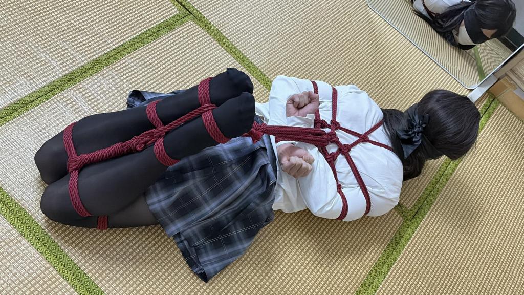 小男娘的紧缚挣脱挑战 小男娘被日式紧缚 放置挣脱挑战 逐渐加绳和蒙眼<br>最后直接紧缚驷马 无法逃脱的可能性与绝望感<br>体验绳缚可 q：1478892223<br>坐标：深圳 男女皆可 安全 紧致 可靠 欢迎咨询