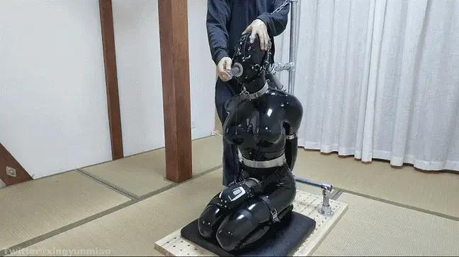 《重型束缚——拘束在钢管架无法逃脱的乳胶口便器》全封闭乳胶衣，马具口环，口穴随时待命任由主人肆意使用，自动榨汁杯，塑料袋窒/息、防毒面具搭配电控止气阀和呼吸袋的呼控系统，榨汁杯全力输出下强制奴婢高朝 内容详细——<br>•灵感源于P2，完美复刻钢管结构，四点固定，首先，乳胶奴婢的脖子佩戴金属项圈紧紧拴在钢管的固定点上，无法前后左右移动。头上戴着特制的马具口环，金属环强行撑开嘴巴，露出湿润的口穴，铁链从口环顶部拉起，固定到钢管顶部固定点，确保头部始终保持仰起的姿态，完全限制颈部和头部的任何活动。<br>•双手被金属臂铐和手铐分别锁在钢管的后侧固定点上，限制双臂挣扎幅度。腰部则被厚重的金属腰带箍住，嵌入乳胶束腰的凹槽中，进一步压缩腹部，迫使呼吸变得浅促而急促。双腿使用尼龙绑带进行折腿缚，再并腿固定，乳胶奴婢整个被死死固定在装置上，全身上下被包裹在乳胶衣中，金属拘束具紧紧锁住乳胶奴婢。最后，只剩下一个敞开的口穴，作为主人唯一的入口，任由玩耍、侵犯或羞辱......<br>•装置的下方，固定着一个全自动榨汁杯，内置伸缩活塞和多级震动模式，能够模拟各种节奏的刺激。主人只需轻轻按下开关，榨汁杯便启动，活塞开始前后伸缩，精准地包裹住奴婢的*头，进行无情的抽插和摩擦。最初是缓慢的节奏，逐渐加速到高速模式，让奴婢的下体在无法逃脱的紧缚中不断肿胀、敏感，却又被乳胶衣的压力压制着高/潮的到来。震动波如电流般传遍全身，奴婢的呻吟通过口环闷闷地传出，却无法求饶。<br>•与此同时，嘴穴成为主人的专属玩具。主人手持假阳，强制插入口穴，推到喉咙深处。奴婢的干呕声回荡在房间中，口水不受控制地横飞，沿着下巴滴落到乳胶衣上，每次深喉都像一次征服，主人可以随意控制节奏：慢速推进感受奴婢的舌头缠绕，或是快速抽插引发剧烈的呕吐反射。<br>•深喉训练结束后，如果奴婢表现得非常出色，那即可得带奖励！首先是塑料袋头套窒/息，马具口环的开口作为呼吸通道，嘴巴呼出来的热气形成水雾附着在塑料袋上，塑料袋随着呼吸伸缩，胸膛剧烈起伏却吸不到足够的氧气。紧接着，升级到更精密的呼控系统：戴上防毒面具，连接电控止气阀和呼吸袋。止气阀由主人遥控，一键即可切断空气供应，呼吸权完全交托主人之手。呼吸袋则像一个外置的肺，清楚的看见奴婢每一次呼吸。面具的橡胶边缘紧贴脸部，阻隔外部空气，奴婢的呼吸声在袋中回荡，变得越来越急促。主人可能会故意延长止气时间，让奴婢濒临极限的边缘，然后突然释放一丝空气，作为短暂的宽恕。<br>•在此过程中，榨汁杯切换到全力输出模式：活塞以最大速度伸缩，震动强度调至最高，强制奴婢的下体达到强高、潮。身体在缺氧和刺激的双重夹击下痉挛，乳胶衣下的肌肉紧绷，口穴中发出闷哼的求饶声。高、潮来临时，乳胶奴隶全身颤抖，高潮的刺激下肌肉紧绷顶起整个身体，抽搐、尖叫、直到完全被榨干......<br><br>注意！：本片爪爪是伪娘<br>温馨提示：爪爪发射时间在43:20后<br><br>解压密码：ZHUAZHUA<br>Twitter：@xingyunmiao<br>Telegram:@zzZHUA<br>视频号:ZHUA175<br>（目前已是完整版）