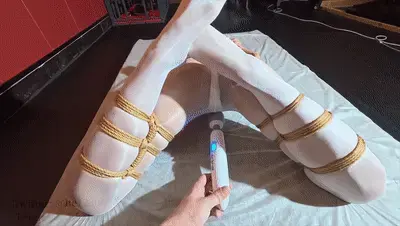 【意之窗工作室】《汤圆》（定拍公映） 依旧时长45min+微剧情/女团打歌服/舞蹈展示（tara-完全疯了）/开腿驷马/超长时长/放置/挣扎/口水收集/极限直臂/密式紧缚…要素超多！时长超长！ 【意之窗原创】主要是跳舞 放置挣扎 情节比较简单，喜欢的老板不要错过哦～<br>汤圆是一个18线女团的门面 她不安于现状 想到线下最火的女团公司面试 可这是一个天大的陷阱….<br>这天 汤圆按照约定的时间来到了面试地点 却是一个昏暗的房间 里面只有一个面试官 简单介绍了一下情况后，就开始展示舞蹈 。展示完后 面试官竟要求把衣服脱掉只剩内衣，还要双手捆绑在跳一遍，汤圆起了疑心 可面试官却说这是公司面试标准流程 如果不接受就不会被录用，汤圆为了自己的前程，咬了咬牙照做。<br>终于又跳完了一遍 ，可面试官却说如果要来上班，还有两个考核，如果都能通过的话 就被录用了，可汤圆不知道的是，等待她的将是地狱级别的超紧绳缚和羞耻的折磨…<br>本片只在妖狐吧发售，其余皆是皆是盗版，如若看到请举报。<br>河南地区招聘模特。用电脑下载解压不要用手机下载  解压密码147258<br>定拍QQ 517051802