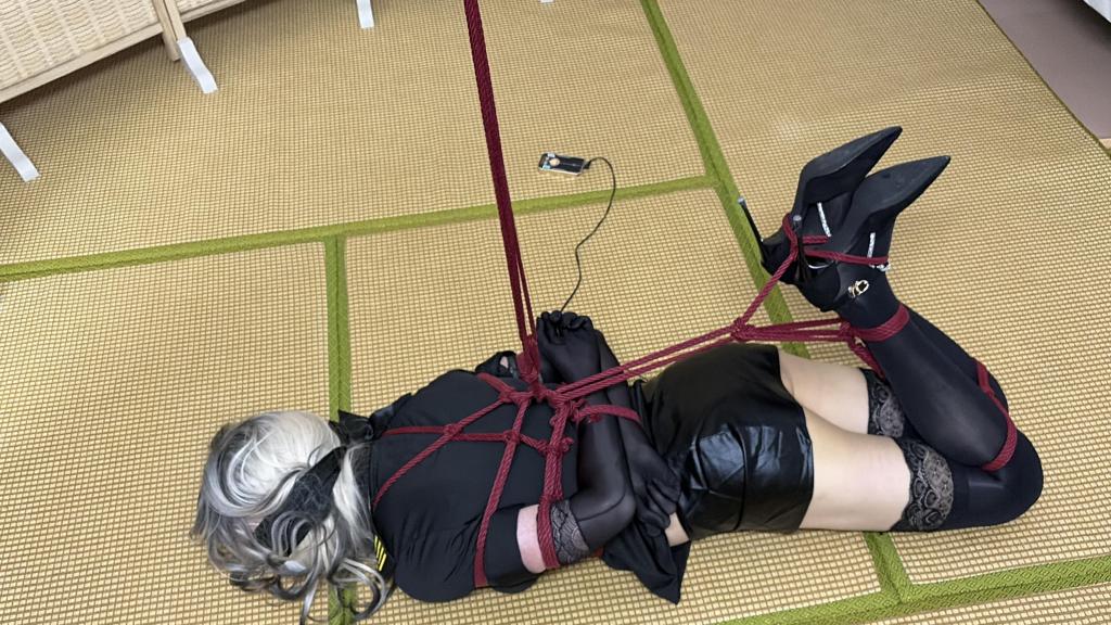 小男娘的驷马紧缚放置挣扎 小男娘被驷马紧缚放置 堵嘴 蒙眼 还有郊狼伺候 超喜欢挣扎逃脱的小男娘<br>紧到无法挣脱还想爬走 继续绳子加固 小m疯狂剧烈挣扎 喜欢看挣扎绝对不容错过！ <br>语言调戏 挣扎得给小m爽到不行 天冷都能直接满身汗 直到耗尽小m体力 非常精彩！<br>感谢各位的支持！另外体验紧缚可 q：1478892223 坐标：深圳<br>这么久才更新 让大家久等抱歉 希望大家喜欢也看得爽。