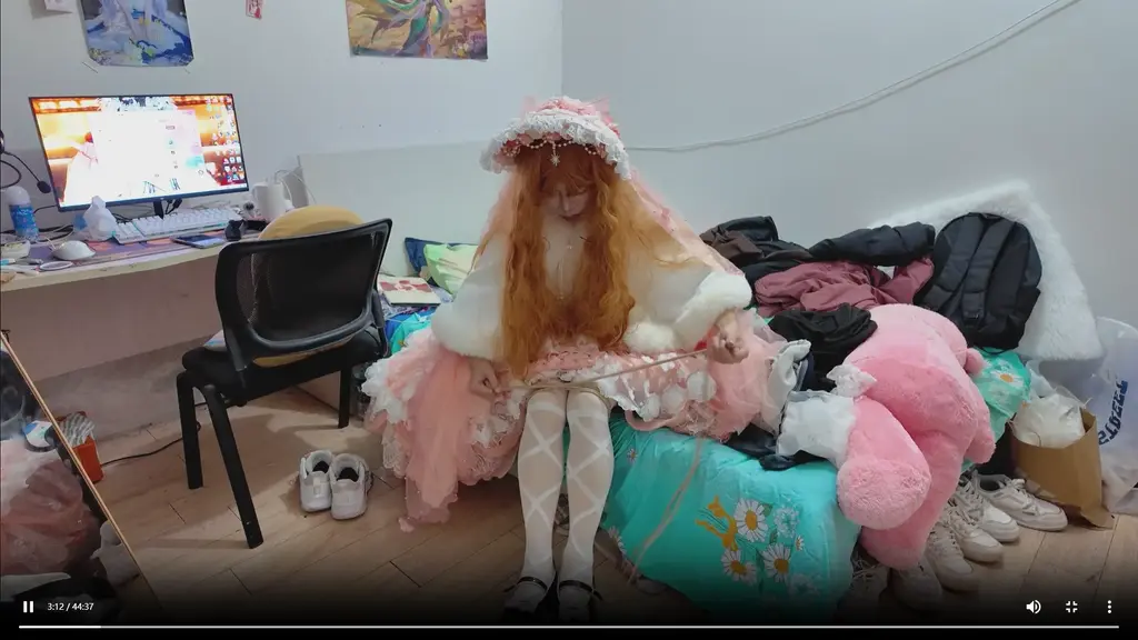一个人穿lolita在家玩绳子自缚 好久没玩绳子了，绑的十分生疏，先是绑好了腿<br>然后尝试在绑个胸前五角星，但是后面发现绳子太短了，下次重新买个长的麻绳<br>然后尝试绑股绳，试了两次也是终于绑好了，本来准备就这样出去走走的，外面太冷了放弃了<br>最后把腿上的绳子重新绑一下<br>还想看一下，欢迎留言私信，能拍的都会尝试一下