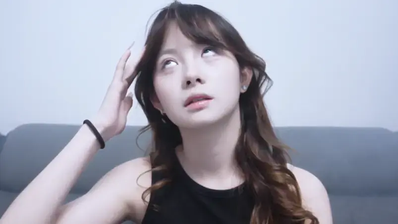 【定制转公映】疯狂迷晕女大主播 女大小念回到家，打开手机开始直播，开始宣传带货。男主早就在房子当中等候多时，他释放早已准备好的迷烟，女主闻到迷烟以后开始头晕翻白眼，过了一会以后晕倒。男主出现，抚摸女主的头和脸，翻开两只眼睛的眼皮检查白眼，拿起两只手做自由落体，抚摸女主的腿，镜头给穿着鞋子的脚的特写。<br>男主把女主抱到床上，镜头给女主脸的特写，男主再次翻开女主两只眼睛检查，抚摸女主的脸和手，手和脚抬起做数次自由落体。这时镜头再次给到女主的脸，由于迷药的作用，女主嘴巴微张（不要张的太大），吸气呼气，可以微微发出一点呼噜声。男主脱掉女主的鞋子，闻鞋闻脚。此时女主缓慢醒来，惊恐问道：你是谁？！你用什么把我弄晕了？男主说：别害怕，你按我要求回答和做事，我绝对不会伤害你。男主继续问：多大了？是大学生？几年级了？女主分别回答。男主拿出绳子，将女主双手正面捆绑，接着开始挠女主脚心，女主怕痒，一会儿就开始求饶：哈哈哈哈哈，你干嘛呀，别挠了......男主这时拿出三个喷雾瓶，对女主说：这三瓶，分别是水，香水，迷魂喷雾。你自己选一个，我喷给你闻，至于是什么结果，那就看你的运气了。女主说：你不会3瓶都是迷魂水吧？男主不耐烦说：别废话！快选！女主没有办法，只能听从男主的。挑选一个，男主按下喷雾，不巧...<br>故事未完待续，大量迷晕白眼玩弄元素，喜欢的老哥不会辜负！娇嫩小白脚丫子，光滑无比<br>定制老哥授权 公映作品，定拍合作请联系QQ2838269780 1372181502 网盘解压密码bill