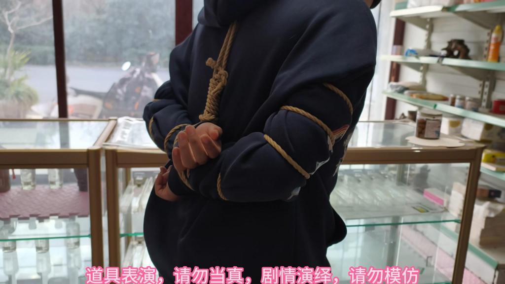 大学生商店颈手脚连铐，五花捆绑挣扎，古桥连铐找钥匙游戏，简单剧情 束心魔术道具工作室，大学生商店颈手脚连铐，五花捆绑挣扎，古桥连铐找钥匙游戏，简单剧情，唯美风格，本工作室摄影技术和剧情拍摄相对一般，无法和专业的摄影师相比，购买本工作室视频请知悉本工作室拍摄的视频短剧内容也许并不专业，本工作室各种古代道具断头台，古装捆绑剧情游戏，金属，木质道具，枷锁，金属站立枷，魔术木笼囚笼拘束架道具审xun椅，各种拷镣等魔术笼子等道具，本工作室秉持，绿色，健康，唯美，解压，为原则，可以体验定拍.            妖狐吧定拍 ，女生加入本工作室  （本工作室只收女生，只收女生，只收女生，很多男生cd问收不收的，我将不再回复！）         qq：3329311459              骗子勿扰，事多者勿扰！！！