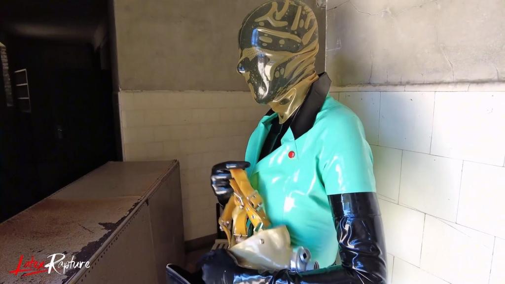 ????NEXT LEVEL????Rubber nurse - homecoming She worked in the hospital 10 years ago. Now she's coming back. But not in her nurse outfit from back then, but as a rubber nurse. The rubber creature creeps around her former place of work. She knows every corner of the deserted hospital. In the psychiatric ward she is overcome by rubber lust. She layers her head and plugs a fat dildo deep into her pussy. Then she leaves the place rubberised from head to toe!