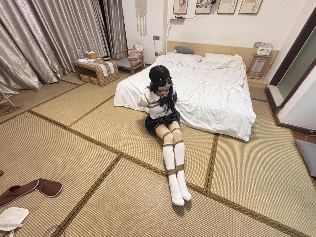 约拍猫又（JK+肉丝+白袜+捆绑+口球+挣扎） 模特：猫又，服装：JK 肉丝 白袜，男娘猫又的首次约拍，合作很成功，猫又的表现力很棒，有丝足特写，挣扎给力，欢迎定拍！！！<span style='color:#b0b0b0;'>[隐藏文字，购买后可见]</span><br>先下载，把文件后缀名修改为zip，然后解压，解压两次<br>公告：Q：1482120184定拍咨询，接知名动漫游戏cos定拍，（支持版权买断，独享，小剧情定拍等）长期招募女绳模，无事勿加加了也不会通过，加好友备注来意！定拍只接绳艺捆绑！不玩推，不上推!有兴趣的朋友也可以提供服装以便于视频拍摄。