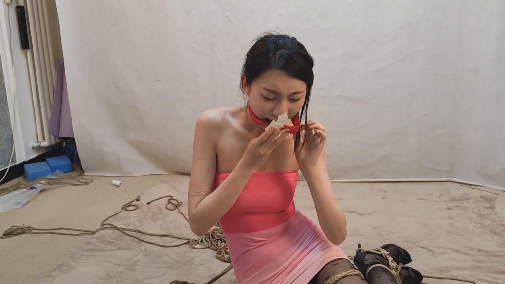 定拍：爱剪辑-欠债 美女因为虚荣心作祟，追求与自己经济实力不匹配的“优质生活”，使自己陷入了高利贷的漩涡。这不，他无力偿还本金，利息都让他喘不过气，被迫接受债主的提议，陪他玩捆绑游戏偿还，为了好好表现，自己给自己佩戴口球。还选择了最难受的直臂捆绑，这样可以多抵偿一些利息。红色抹胸，清晰的绳痕，紧勒的股绳，大腿紧缚，佩戴项圈，强制弯腰，寸步难行。最后被绑成一个很难受的姿势蜷成一团。附有采访，原声交流分享给大家。模特退圈，且看且珍惜。满满的怀念。剧情定拍，模特合作，女m绳缚体验等各种事宜可加我Q2332635397，注明来意。后续更精彩，希望大家支持和关注。<span style='color:#b0b0b0;'>[隐藏文字，购买后可见]</span>