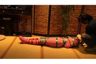 四季屋《全包系列1》 玩物学生意外逃离魔窟，不料被变态老师发现迷晕扛回了秘密基地，并进行严密的胶带捆绑，熟悉的臭袜子重新进入了女学生的嘴巴导致剧烈挣扎……变态老师挠痒窒息惩罚，以防万一在逃跑用多层丝袜把学生变成了木乃伊，在用扎带丝巾进行三重捆绑，学生能否逃出生天……