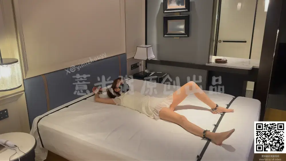 【粥粥】[旗袍2]小萝莉床上分腿大字驷马自缚+sp+手铐脚镣+郊狼+按摩棒调教 现在带来的是改良款旗袍，粥粥宝宝在床上自缚，然后就被粥粥袭击啦，宝宝的腿可真是太诱人啦，必须要狠狠蹂躏！带捆绑和解缚过程，娇喘连连，元素满满，足控福利！前期拍摄剪辑缺经验，后期会慢慢变好的！接剧本定拍、拘束体验（男缚手、女S）、合作交流等~请关注X@yimizhouyy