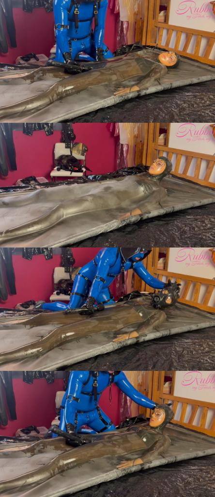 Rubber Vacuum bed tease 乳胶主人Dom把女M关在一个气密的黑色透明真空乳胶床上，我在真空床里被用多层全包紧身衣和橡胶露眼头套垫着，动弹不得。他用振动器玩弄我湿漉漉的橡胶阴部，并且我真的受不了了…乳胶主人还为女M带上透明眼镜防毒面具玩止息，连连高潮...<br>The dom enclosed me in a air tight vacuum latex bed,Rubber Missy was in multilayer of zentai rubber in my vac bed, unable to move.he teased my wet fetish rubber pussy with the vibrator as i really can’t hold it…The latex owner also put on transparent glasses kigurumi and a gas mask for the female M to play breathplay, with repeated orgasms ..<br>ラテックスの主人Domは女性Mを気密な真空ラテックスベッドに閉じ込め、私は真空ベッドの中で多層ゴムで覆われて動けなかった。彼は振動器で私の濡れた着ぐるみゴムの陰部をいじった。私は本当に耐えられないからだ。ラテックスの主人は女性Mのために透明な眼鏡の防毒マスクをつけて休み、クライマックスを連発した。..<br><br>黑色橡胶/呼吸控制/呼吸游戏/紧身衣/防毒面具/安全带/乳胶床上用品/乳胶紧身衣/乳胶手套/乳胶头套/乳胶面具/层/橡胶内裤/性感/闪亮/汗液/透明乳胶/振动器/防毒面具/Hellcat<br>Black Rubber/Breath control/Breathplay/Corset/Gagging/Gas mask/Harness/latex bedding/Latex catsuit/Latex gloves/Latex hood/Latex mask/Layers/Rubber Missy/Sex/Shiny/Sweat/Transparent latex/VibratorBig Boobs/Gasmask/Hellcat/Sauna/Shower<br>ブラックゴム/ブレスコントロール/ブレスプレイ/コルセット/ガッギング/ガスマスク/ハーネス/ラテックスベッドリング/ラテックスキャットスーツ/ラテックス手袋/ラテックスフード/ラテックスマスク/層/ゴムミッシー/セックス/輝く/汗/透明なラテックス/バイブレータービッグブース/ガスマスク/ヘル<br>Models:Rubbermissy