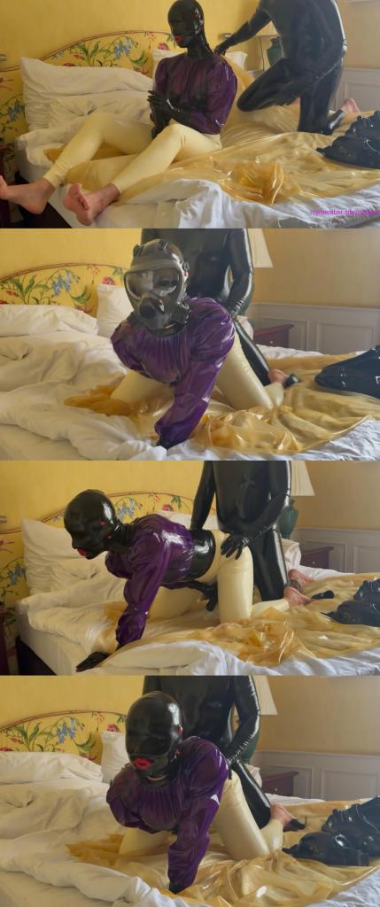 Hotel full rubber Sex 女M身着红色嘴唇口塞绑带和黑色眼罩，上身是黑色手套和紫色日常乳胶上衣，腿部身穿米白色乳胶裤。女M一手握住震动棒刺激自己的阴户，一手握住男S的神秘物品不断抚摸。男S转为后入姿势疯狂无套轰入乳胶女M的圆润大屁股，一阵欢愉过后，双人都戴上了透明玻璃眼部的防毒面具，在窒息play中疯狂高潮.....我很饥渴，需要一种解脱。我裹着满满的乳胶全包紧身衣，吮吸着公鸡，从后面抓住了坚硬的公鸡。我喜欢戴防毒面具时的高潮。<br>I was pretty horny and needed a relief.Enclosed in full rubber zentai. I sucked cock and get the hard one from behind. I love my orgasms when wearing a gasmask mask.Female M is wearing a red lip cuff tie and a black eye mask, with black gloves and a purple daily latex rubber top on her upper fetish body, and beige latex pants kigurumi on her legs. Female M Rubber Missy holds the vibrator with one hand to stimulate her vagina, while holding onto male S's mysterious object with the other hand to continuously caress it. Male S switched to a backward posture and crazily penetrated the round buttocks of latex female M. After a burst of joy, both of rubbermissy them put on transparent glass eye gas masks and climaxed wildly in the suffocating play ....<br>女性Mは赤い唇口栓バンドと黒い眼帯を身につけ、上半身は黒い手袋と紫色の日常的なラテックスの上着、足は米白色のラテックスパンツを身につけている。女Mは震動棒を片手に自分の陰戸を刺激し、男Sの謎の品を片手に撫で続けた。男Sは後入姿勢に転じ、狂ったようにラテックス女Mの丸くて大きなお尻に爆撃し、ひとしきり楽しんだ後、二人とも透明なガラスの目の部の防毒マスクをつけ、窒息プレイの中で狂ったように高潮した。....私はとても飢えていて、解放が必要です。私はラテックスたっぷりのレオタードを着て、雄鶏を吸って、後ろから硬い雄鶏を捕まえた。私は防毒マスクをつけたときのクライマックスが好きです。<br>Gasmask/Hellcat/Hotel Rubberdoll/Sauna/Black latex catsuit/Black Rubber/Breath control/Breathplay/Corset<br>防毒面具/酒店橡胶娃娃/黑色乳胶紧身衣/黑色橡胶/呼吸控制/呼吸游戏<br>ガスマスク/ヘルキャット/ホテルラバードル/サウナ/ブラックラテックスキャットスーツ/ブラックゴム/呼吸制御/呼吸プレイ/コーセット<br>