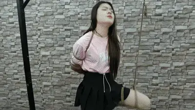 女秘书希希和老板的打赌游戏,希希在被调教过程中如果失禁就算输,她会失禁吗...... 解压密码:hdsy<br>女秘书希希今天对老板说想买一套房子,想让老板帮忙,老板说可以,但必须陪老板玩一场SM游戏,如果在玩的过程中她失禁了属于游戏失败,那就不会帮忙了,她为了达到目地,爽快地就答应了,老板将希希绑了起来,将电击Y塞放入该放的地方,脚底在按一个脚底开关串联在Y塞上,脚尖长时间站不稳,只要脚底踩中开关,就要电击Y部,在放入一个梅花眺蛋开始玩弄,棒打加电击鞭电击,越玩希希越兴奋,她会失禁吗,看到最后才能知道......<br>定拍交流请加QQ2032433381没有定拍能力的谢绝咨讯<br><br>