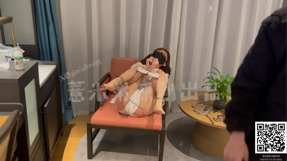 【粥粥】[旗袍1]小萝莉调教！SP+手铐脚铐+颈手枷拘束 粥粥宝宝想尝试下调教的感觉，那就要满足他的愿望啦！先给他带上手铐、脚铐和项圈让她动弹不得，在让她乖乖跪趴到腿上接受调教，拿着小拍子把她屁屁都拍红啦。觉得这样还不过那就用上颈手枷，再把她的腿穿过来，那就只能乖乖露出屁股接受调教啦！娇喘连连，元素满满，足控福利！前期拍摄剪辑缺经验，后期会慢慢变好的！接剧本定拍、拘束体验（男缚手、女S）、合作交流等~请关注X@yimizhouyy