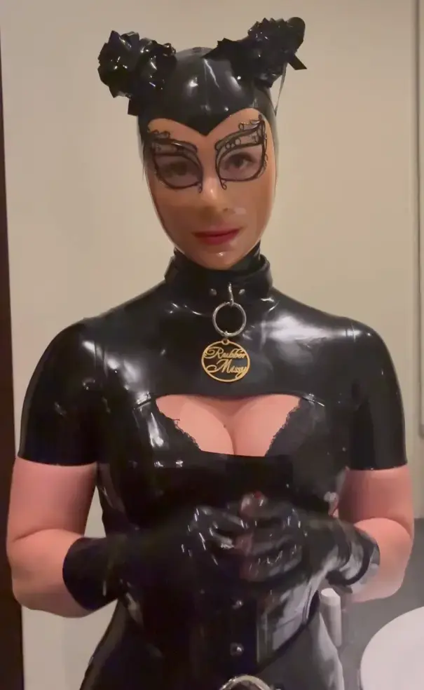 My rubber vaccation in Bali/ latex in public 欧美女M在巴厘岛的橡胶假日/公共场合的乳胶<br>巴厘岛很美。在乳胶中停留一整天的条件是完美的。白天有时会有点热，但汗水和乳胶应该在一起。就连我也不怎么流汗。跟我一起准备，涂上口红，跟我一起走，穿过酒店，等出租车，穿着乳胶全包紧身衣走在海滩人行道上到餐厅。我喜欢…。我对橡胶上瘾了。<br>Bali is gorgeous. the conditions of staying in latex all day at perfect. Throughout the day a little hot sometimes, but sweat and latex belong together. even rubbermissy do not sweat that much. Get ready with me, putting my lipstick on, come with rubber missy, walking trough my hotel, waiting on the taxi, walking the beach sidewalk to the restaurant in full latex. i love it…. I am addicted to rubber.My rubber vacation in Bali/ latex in public<br>Black latex catsuit/Black Rubber/Corset/High heels/Latex catsuit/Latex gloves/Latex hood/Latex in public/Latex mask/Latex socks/Layers/Rubber Missy/Shiny/Sweat/fetish/rubber/latex/zentai/hotel rubber<br>黑色乳胶运动服/黑色橡胶/紧身衣/高跟鞋/乳胶运动服、乳胶手套/乳胶头套/公共场合的乳胶/乳胶口罩/乳胶袜子/多层/橡胶裤/闪亮/汗液/恋物癖/橡胶/乳胶<br>ブラックラテックスキャットスーツ/ブラックゴム/コーセット/ハイヒール/ラテックスキャットスーツ/ラテックス手袋/ラテックスフード/ラテックスマスク/ラテックス靴下/層/ゴムミッシー/輝く/汗/フェティッシュ/ゴム/ラテックス/ゼンタイ