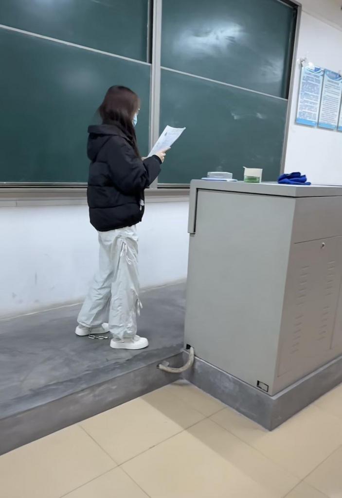在校大二女生教室玩脚镣-戴镣在校园走路 女大学生在教室戴着新买的不锈钢脚镣玩，室友给她录的视频，在教室里玩了很久，到教学楼的楼道里走路，上下楼梯，这个时间教学楼没什么人，然后戴着脚镣回宿舍，路上有人经过蹲下遮挡脚镣。视频时长37分钟。<br>布莱恩原创作品，支持定拍 QQ1071263211