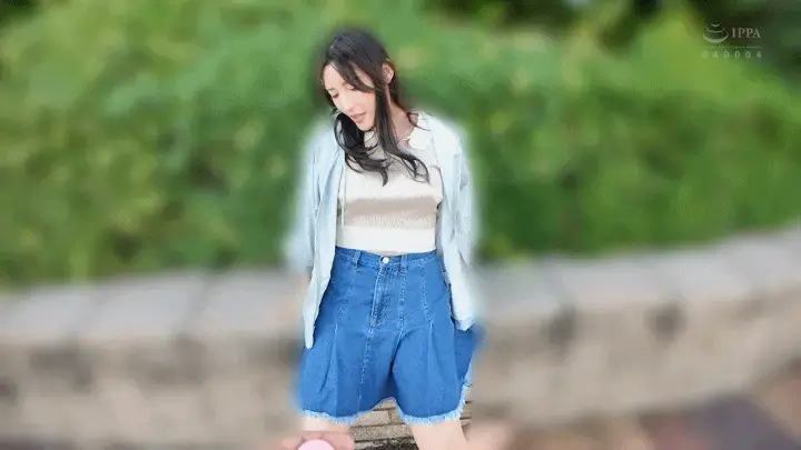 ノーブラM気質の淫乱女‘とびっこ装着’恥辱デート 森沢かな 久しぶりのデート撮影で監督と待ち合わせ中の「森沢かな」ちゃん。待ちくたびれて、何やら独りごとを言いながら自撮りの真っ最中…。監督の車に乗り込むなり‘ノーブラ’になるミッションを言い渡された森沢は、乳首をポッチリ主張させながらシートベルトを締めてドライブに出発！伸び伸びリラックスして理想のデートを語り合う姿は、普通の女の子そのものだ。ノーブラ乳首が服にこすれてモジモジ、、、運転席から伸びた手がスカートの中に…。並走する車の運転手の視線を感じて徐々にヒートアップして来た森沢は、ドライブしながらオマ○コに電マ押しつけて絶頂！ムラムラして来て隣のチ○ポをまさぐるも、渡されたディルドをしゃぶって連続で電マイキするのだった。敏感になった乳首には鈴付きクリップ、発情マ○コにはオモチャを挿入して河川敷をお散歩デート♪脚ガクガクでイキまくり、どうにもならない性欲を公衆トイレで一旦落ち着かせる事に…。再びドライブしてリゾートホテルに到着するも、駐車場でおっぱい丸出しの発情カップルになってまさかの足止め。生理前か？発情冷めやらぬ森沢は、脚をおっぴろげてオチ○ポ懇願・完全メス化してしまった。露天ジャグジーでスク水に着替えると、互いを焦らし合って大興奮！水着を突き破りそうなギンギンチ○ポが膣奥までずっぽり挿入されて、あえぎ声が露天風呂の外にまで丸聞こえしている。バスタブ内でのぼせるまで水中合体を楽しんだ2人は、外気で涼みながら開放的な野外SEXで中出し絶頂！露天風呂で整ったら、ドMの森沢を拘束して第2ラウンドが始まるのだった！！<br>番号：<span style='color:#b0b0b0;'>[隐藏文字，购买后可见]</span>