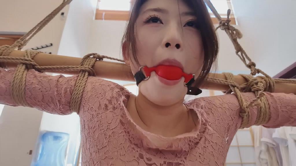 定拍：缅北遭遇终 故事的高潮来了。魏灿不忍心诈骗人家破人亡，老板只敢惩罚她，而不舍得处置她。是因为她的血型是稀缺的熊猫血，因为有人需要她血救命。为了惩罚更是为了不让她有逃脱的可能，魏灿被专人看守，白天被各种姿势捆绑着，今天是被一根竹竿固定其上，双腿M字捆绑。最后被吊至膝盖着地。全程对话轻松愉快，那是因为主角都不知道自己未来命运如何。我们的魏灿是幸运的，绳师舍命搭救，最终逃脱园区，2人过上正常人生活，园区被正义所灭。魏灿怀念园区被束缚的时光，最后沦为小小绳奴。魏灿m属性十足，这样的捆绑调教后，她脸色泛红，声音魅惑，值得欣赏。剧情定拍，模特合作，女m绳缚体验等各种事宜可加我Q2332635397，注明来意。后续更精彩，希望大家支持和关注。感谢。需要高清可联系我。<span style='color:#b0b0b0;'>[隐藏文字，购买后可见]</span>