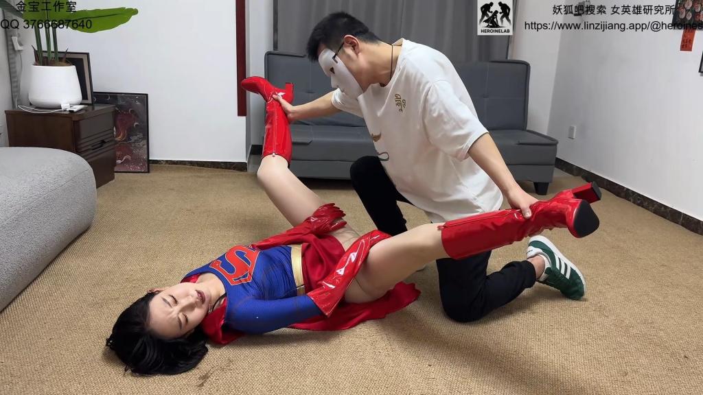 思琪(琪琪)女超人削弱折磨上集 妖狐吧 女英雄研究所 本次作品编号HL010 女超人:致命的礼物 结尾有下集内容的预告<br>ryona 元素(击腹，掰腿，摸腿，折腿，削弱等)<br>首先为上传的延误致歉。本次定拍为一小时上下集作品。下集将在下周三晚上上传，片尾有简单的下集预告。希望大家多多支持。  <br>本次作品题材是女超人ryona, 演员是 琪琪（思琪）。定拍工作室是金宝工作室。由于上集时长28分钟＋(未满30分钟)定价45钻石<br><br>剧情简介： 女超人在城市巡逻中救下了一名市民。为了表达感激，这位自称“忠实粉丝”的市民送给她一条精美的项链作为谢礼。然而，项链中竟隐藏着极其罕见的氪石成分。<br>戴上项链的女超人感到体能每况愈下，正面临前所未有的危机。虚弱的女超人出击被打伤折磨，勉强靠镭射光线取得胜利，虚弱的返回家中，痛苦不已。而自称粉丝的恶棍觉得女超人被削弱的差不多了，设下了局等女超人前来。虚弱嗯女超人被打败，掰腿击腹折磨最后昏厥。<br>本次女超人结束之后，会有蝙蝠女侠和我自己的原创仙女战士后续的剧情，红色女奥服装会回归。金宝工作室的风格和云雀完全不同，为了多样性和新鲜感我会不停找其他工作室定拍和模特，期间可能会有一些风格的改变以及一些沟通问题产生的问题，我会尽可能提供高质量的内容，感谢大家的包容和理解以及支持。我的主力定拍工作室是云雀工作室。<br>女英雄剧情(女超人，女奥，神奇女侠，女侠等)持续更新。如果您有剧情或者其他建议，可以私信反馈给我再次感谢您的支持。<br><span style='color:#b0b0b0;'>[隐藏文字，购买后可见]</span>