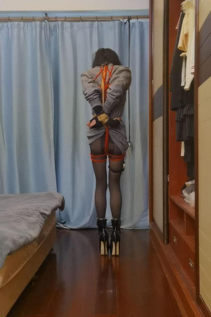 交叉手腕的超紧直臂自缚教程然后18cm高跟鞋电击钢钩拿钥匙打开剪刀 超紧的直臂，一整根10米的绳子全拿来绑手，手腕左右上下全固定，绑完是解不开的，因为绳子很长我每次绕在手腕上都是打了个小结的，全是反着手腕活动方向绕，最后套在手腕上，即使把最后一圈拉开也是解不开的，因为绳圈太多了不会因为一两道就松开，所以只能剪刀剪断，然后就顺手把剪刀挂起来锁上玩一下，带着电击肛勾收紧，穿着18cm的高跟鞋，脚腕带上短手铐，把剪刀钥匙扔地上需要先拿到钥匙然后去打开挂着的剪刀再把绳子剪断~，因为手腕被完全固定了，只能手掌动，跪下趴下都是拿不到钥匙的，只能坐地上~~电击肛勾开太大了，弄得我只敢中间停顿的时候有动作~~太折磨人了~~ <span style='color:#b0b0b0;'>[隐藏文字，购买后可见]</span>