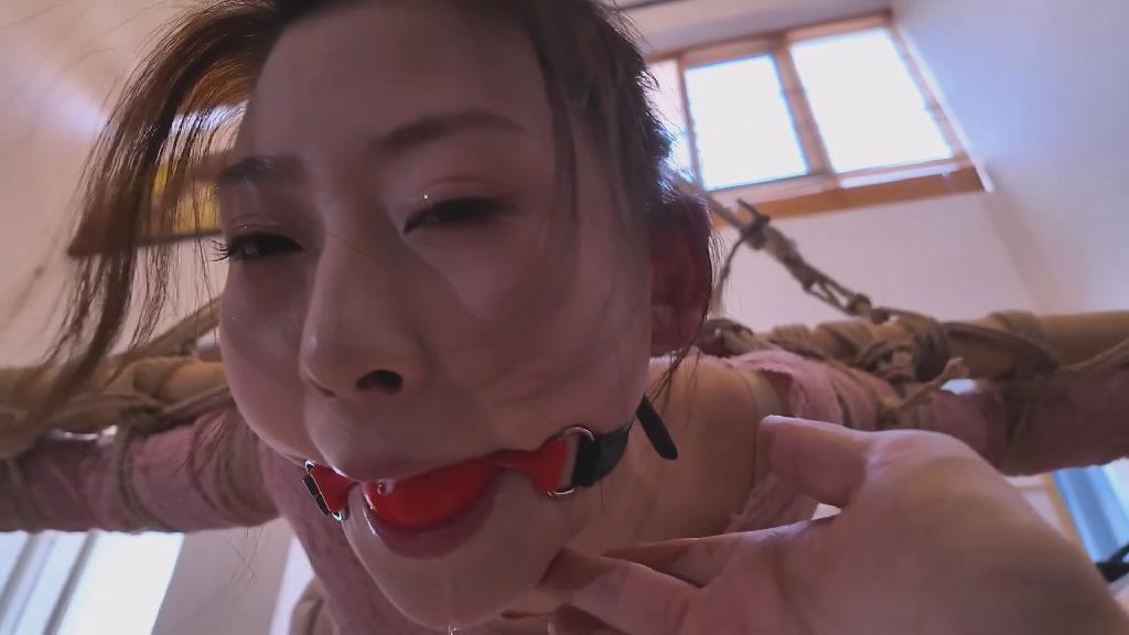 高价定拍，谢绝转载：绳奴魏灿（缅北剧情后续） “以前没有胭脂，姑娘的脸红胜过一大段对白。”魏灿的红温，迷离的眼神，告诉我她是真心喜欢拘束带来的快感，让她上瘾、迷恋、沉醉其中。。。侥幸逃出生天的魏灿和绳师，两人成为了好友。还经常会约绳，魏灿内心似乎也渴望被紧紧束缚来获得快感，一来二去成为了忠实的绳奴。这次魏灿被竹竿缚、M腿吊在空中，不间断的抽打、挠脚，甚至耳光，以及那被吊起紧勒着的股绳，无时无刻不在刺激着魏灿，虽然大口球堵着，仍然可以听到那魅惑的声音。。。建议音量小点播放，否则你将成为耀眼的焦点。<br>剧情定拍，模特合作，女m绳缚体验等各种事宜可加我Q2332635397，注明来意。后续更精彩，希望大家支持和关注。感谢。<span style='color:#b0b0b0;'>[隐藏文字，购买后可见]</span>