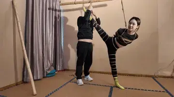 【山鬼工作室】好久不见的若薇，让人眼前一亮。绑起来的一字马。 【山鬼工作室】穿着瑜伽服的若薇，眼前一亮，身材超级哇塞，绑个一字马造型，拉股绳，挠痒，娇喘连连，若薇看起来比之前漂亮好多，坚持健身的若薇，大家喜欢吗？解压密码sg456。【山鬼工作室】面向全国爱好者开放，本店提供绳艺捆绑模特服务，体验女绳师捆绑服务，体验长时间囚禁服务，绳艺教学培训，绳艺交流会，场地出租，专业麻绳销售，原创视频套图销售，作品私人订制，模特原味丝袜出售等，另外本店招募同好合作伙伴。微信:15670557280(司瑶）QQ:1077384455（司瑶）