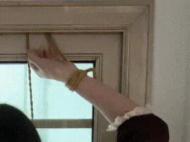 【挂件叶子】并腿捆绑的挂件系列 长裙也被吊起来 难耐的TD挣扎 强制姿势 第一次在挂件系列里被绑并腿，本来以为腿上的束缚感会强很多，但没想到这次让我感到被紧紧束缚住的还是上半身的绳子，右手手臂被绕了好多圈的绳子紧紧绑在身体上，手腕也被单独吊到了上方，就像一直有人持续抱住你的身体，然后还一直拼命抓住你右手的手腕一样，再怎么挣扎也还是一样的姿势。左手手腕也被举过头顶固定在门后面，然后门上了锁，完全就成为逃脱不了的挂件了。其实只要上半身被这样绑住，不管有没有绑上腿，也是没办法从这里走掉的，但是因为td的存在，被绑住的腿受到限制，会感受到更强的无力感...<br>感谢每一位支持叶子的小伙伴，你们的每一次支持对叶子来说都十分重要，希望大家平时也要保持愉快的心情~真心感谢每一位支持叶子的小伙伴！