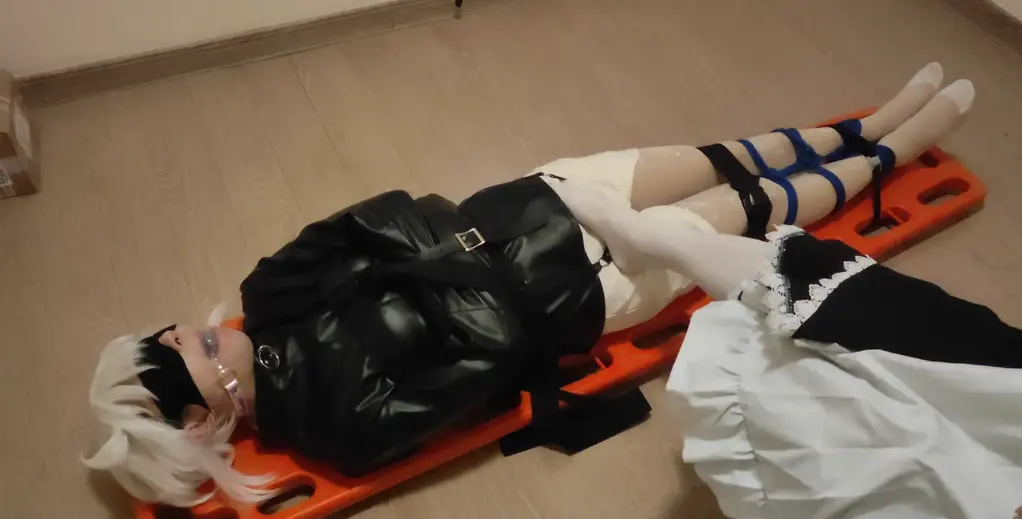 【欧金金工作室】【约玩】女仆的tk游戏 一名女仆被束缚在救生板上无法动弹，她的同伴却拿着震动棒在她身边恶作剧般地挑逗戏弄，不断在对方身上游移，期间坏坏女仆还与被束缚的她玩起了tk游戏，让她满脸通红却又无可奈何。两人沉浸在这场充满笑声与喘息的束缚游戏之中......<br><br>(网盘为4K版，视频大小：4.21 GB，双重压缩，解压密码在第一次解压后的txt文件里)<br>如对内容感兴趣或想要定拍及其他需要~请联系企鹅: 3469747304交流喵~<br><span style='color:#b0b0b0;'>[隐藏文字，购买后可见]</span>