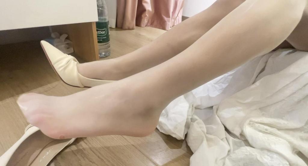 桃花战国袍汉服惨遭圈养奴隶羞辱上 战国袍汉服来啦，一起来看看自认清高的汉服模特桃花的另一面.....<br>桃花是一名专业的汉服模特，高高在上的她也有不为人知的另一面，这天她回家<br>发现自己圈养的奴隶竟然不见了，桃花满脸震惊，心想怎么会？<br>却不知，躲在窗帘后的奴隶恶狠狠的看着桃花的身体….<br><br>奴隶：这美妙的身体～全身软乎乎的，真是高贵的主人当惯了，外面的人都喜欢你<br>     我偏不服气，我就是要把你拉下神坛！<br><br>等桃花醒来的时候发现自己的手脚已经被绑了起来<br>可是不论桃花怎么挣扎，都挣扎不开....<br><br>桃花：可恶，居然被自己的奴隶绑成这个样子，太羞耻了<br>     快给我放开！<br>奴隶：现在可由不得你！以前你怎么欺负我的？今天你都得通通给我还回来，<br>     要是不伺候好我，我就把你强制了在贩卖到国外去！<br>桃花：你！<br><br>随后桃花...<br>定拍体验：欢迎各位老爷来咨询定拍或者体验<br>招聘：现急需江浙沪附近女模特，杭州附近的最好，期待您的加入<br>咨询联系qq<span style='color:#b0b0b0;'>[Hidden text will display after purchase]</span><br>