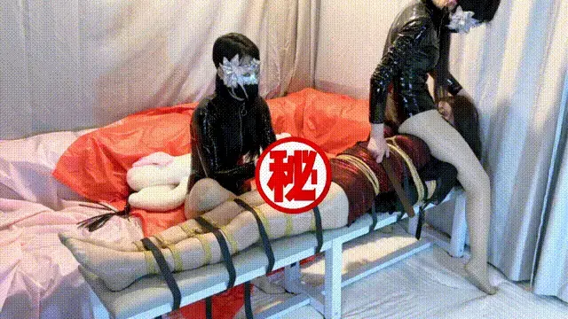   《安安与月月》漆皮连体衣肉丝女王范儿爆棚的无情蹂躏。紧缚固定绕脖狠狠榨Z，全身被各种禁锢无法挣脱，胶带严密封嘴无法求饶。塑料袋封死全身颤抖也被女王无情蔑视嘲讽，完全就是肉丝女王脚下的无助玩偶。 安安是被严厉驯化的伪娘绒布球玩偶<br><br>凌月和芊月这次的黑色漆皮衣 肉丝妥妥的大女王的形象气质。安安直接在气势上就被无情的碾压了，动都不敢动，只能被女王牢牢的捆绑固定，尤其是女王的耳光力度真的是越来越大了，几下下去安安瞬间懵了就。马上就认识到自己的处境，再加上脖子被女王的玉手直接狠掐，全身颤抖挣扎扭动也不会得到女王的怜悯。<br><br>而且安安的脖子也被吊在房顶，只要稍微用力挣扎，马上就进入到缺氧的状态，只能忍受这种痛苦，说不出话，可怜的望着女王却被完全无视。女王还没玩开心呢，怎么会可怜安安呀。然后再把安安紧紧的固定在椅子上，又变成了一个可怜的玩偶，女王的美臀直接坐上去，安安仅有的呼吸口立马被封死，而且挣扎的越激烈，女王越开心，基本上都是到了极限的时候女王才会起身给安安那么一点可怜的空气。<br><br>然后就是被连续的榨Z，太蚕爆了也，都Z出沫子来了，可是安安又能怎么办呢，挣脱不了，反抗不了，只能痛苦的忍受啦。不过好在结束之后女王给安安的伙食安排的超赞，毕竟想要做好奶牛，就得多吃草呀！<br><br><br>不要在线解压哦，保存到本地然后解压，后缀改为MP4即可。截图有打码，作品无遮挡。<br><br>解压密码：anan