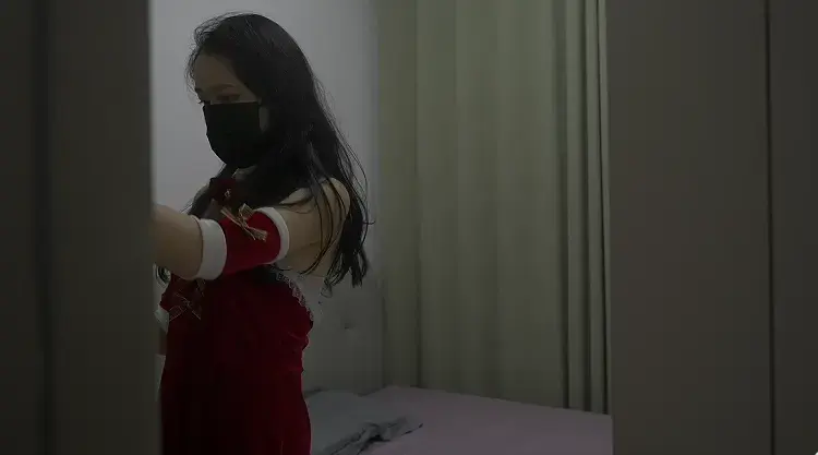 《谜语原创》圣诞提线木偶（足控福利） 秘语工作室】：对圈内爱好者开放，欢迎前来约绳，体验；并提供线上定拍、线下约拍。原味服务。<br>坐标郑州QQ：1796426163【注明来意】本工作室招聘模特有想了解的可以加客服QQ了解<br>解压密码：MY12<br>下载文件后将后缀zip111改为zip解压，解压完成后，继续将文件后缀改为zip解压，解压密码：MY12 把最终的文件后缀改为mp4即可观看，请大家不要在线观看，非常容易和谐