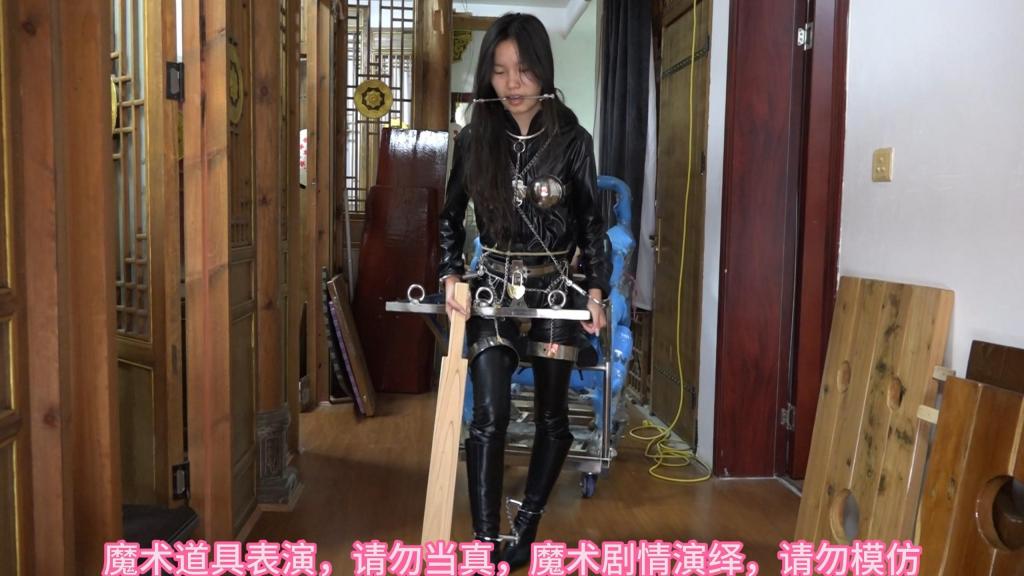 数码摄像机横屏高清拍摄版，兰兰和小雨，高跟靴，胶衣贞操带套装，口嚼，模拟马拉车，找钥匙，后手套拘束 束心魔术道具工作室，兰兰和小雨，高跟靴，胶衣贞操带套装，口嚼，模拟马拉车，找钥匙，后手套拘束，数码摄像机横屏高清拍摄版，唯美风格，本工作室摄影技术和剧情拍摄相对一般，无法和专业的摄影师相比，购买本工作室视频请知悉本工作室拍摄的视频短剧内容也许并不专业，本工作室各种古代道具断头台，古装捆绑剧情游戏，金属，木质道具，枷锁，金属站立枷，魔术木笼囚笼拘束架道具审xun椅，各种拷镣等魔术笼子等道具，本工作室秉持，绿色，健康，唯美，解压，为原则，可以体验定拍.            妖狐吧定拍 ，女生加入本工作室  （本工作室只收女生，只收女生，只收女生，很多男生cd问收不收的，我将不再回复！）         qq：3329311459              骗子勿扰，事多者勿扰！！！
