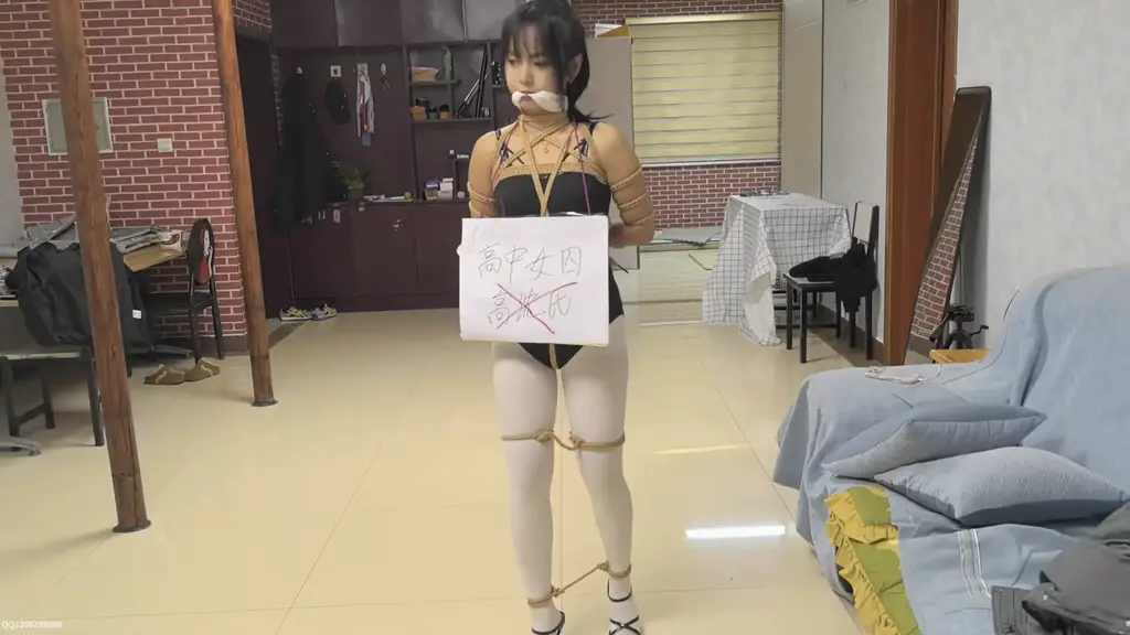 18岁高中舞蹈女生高沈氏犯下杀夫罪后五花大绑游街，挠脚心，最后被处以极刑 精致定拍，模特是超级好看的蝴蝶姐姐，细节沟通全面，大力推荐。<br>剧情：高中18岁女犯，高沈氏，原名沈滟雯，在杀害夫君后，被抓捕归案，按大夏共和国男尊女卑的法律，凡是女子杀夫者，无论何因，都要被判处极刑，高沈氏先被戴上手铐脚镣，双膝跪地等待审判，接着摘下镣铐，换成勒脖五花大绑，捆上绳镣游街示众，告诫广大女子引以为戒，出于传统，高沈氏将由男方家属执行痒刑，先有家属双手挠，再换上大夏共和国新发明的挠痒神器,为保证效率，男方家属死按住高沈氏的双腿，在痒刑惩戒完毕后，迎来最后的处决，高沈氏追悔莫及，处决最后甚至失禁丢掉了最后的脸面......视频最后有个小采访。