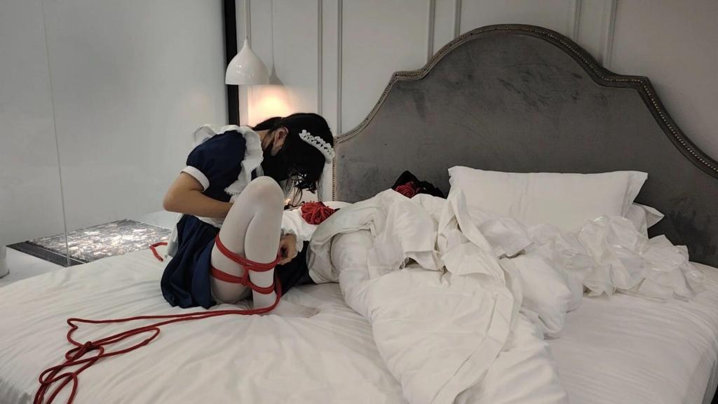 小男娘女仆装折腿自缚被入室绑架，在被强制榨汁后扔进浴缸泡澡 一只小男娘穿着女仆装在家独自玩耍刷手机和群友聊天，在上次玩过自缚被玩弄之后对折腿的感觉念念不忘，想着再尝试一次，在经过一番漫长的自缚后高高兴兴的自拍发到群里给群友品鉴，在家玩闹了一阵子有些累了，就爬到了窗台边的沙发上躺平刷手机<br>就在这时门突然缓缓打开，摸进来一个小偷！小男娘还以为是隔壁开门就没回头看，下一秒就被小偷偷袭捂晕过去，小偷仔细上下打量发现这么娇弱的小女孩居然是个男的，后面还塞了塞子，身为正义的小偷决不能坐视不管，必须好好惩罚一下这邪恶的男娘！（哪里正义了啊喂！），一把抓起小男娘带上眼罩和口球，还拿剩下的绳子给上半身捆上，等小男娘醒过来的时候已经在被对方抓住狠狠玩弄了<br>小偷丝毫不留情面，又是打又是拍，玩得小男娘呜呜直叫，见不过瘾还从边上拿来小玩具来猛猛强高，最后小男娘忍不住射了出来发出了更加娇弱可爱的声音让小偷欲罢不能，等到小偷也玩得精疲力尽了才肯罢休，秉承着身上脏了就要洗洗的原则，小偷把小男娘扔进了浴缸泡澡，但绳子也是一点也没解开，一只娇小的小男娘在浴缸中蠕动挣扎，小偷放水之余还不忘往小男娘身上加沐浴露和洗发水，被热水淋过的身体突然来了几下冰冷的沐浴露真的有一种反向滴腊的感觉，拿着花洒对着小男娘上下淋水让小男娘止不住呛水呼吸等到水淹过大半身子，小偷才满意离开，只留下一只被被蒙眼堵嘴的小男娘全身绑着绳子后面还塞入肛塞，泡在水里独自挣扎，滑溜溜的浴缸和狭小的空间根本就爬不出来……<br><br>好，在此声明一下，我，小自白的视频只在妖狐吧发布，如果在其他平台发现有人出售我的视频就一律举报处理，谢谢