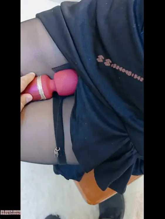 【念念】卡芙卡cos对镜自缚zw 口球流口水 第一人称zdb强高. 还是上次的卡芙卡cos服，这次是一期第一人称对镜的拍摄，内容前半部分是对着镜子自缚双腿，然后自己玩小玩具，后面是双手被吊到前后，身体绑在椅子上，戴上口球，然后是摄影师小伙伴的第一人称用小玩具~<br>定制和原味联系念念：3240981542<br>现在开始放假啦，定拍和买原味都会开始优惠，欢迎各位小伙伴联系~