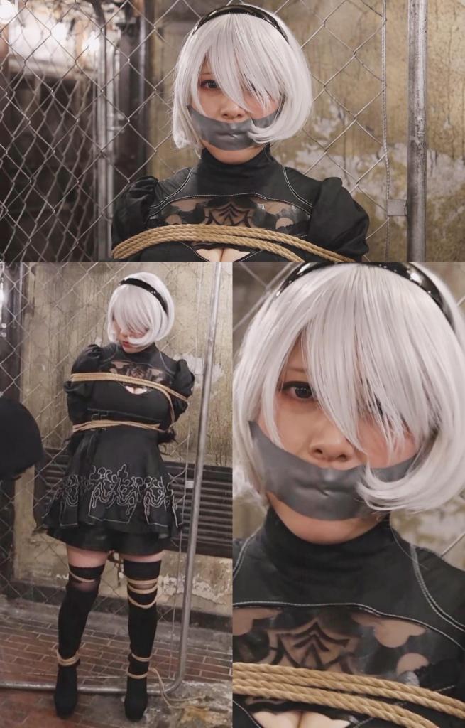 MADE IN JAPAN 28: Yui, a videogame cosplayer tied up and gagged in an abandoned tunnel wearing her 2 MADE IN JAPAN 28: Yui, a videogame cosplayer tied up and gagged in an abandoned tunnel wearing her 2B outfit    Yui是东京一位颇受欢迎的cosplayer，她正在参加一个电子游戏展。她cosplay的是人气角色2B，准备好好玩一把。然而，在前往会场的路上，她迷路了。走了几个错误的出口后，她越陷越深，最终来到了涩谷的地下隧道深处，来到了一个狭长的地下密室。为了寻找出口，Yui遇到了一位神秘女子，她身穿黑色连帽衫，遮住了脸。Yui向她询问出口在哪里，女子却一把抓住Yui，将她制服并反绑在背后。女子把Yui绑在金属栅栏上，告诉她自己是一名罪犯，平时藏身于这些隧道中，直到深夜才会来到涩谷的街头，抢劫一些高档商店。而现在，Yui发现了她的藏身之处，她绝不会放过她！女人用胶带封住Yui的嘴，胶带紧紧地勒住了她的嘴唇，然后把她绑在金属栅栏上，自己则去实施抢劫。Yui挣扎着想要尖叫，但嘴里的胶带让她无法发出求救声，绳子也勒得太紧，根本挣脱不开！包含幕后花絮Yui is a popular cosplayer in Tokyo who is attending a videogame show. Wearing her cosplay of the super popular character 2B, she is ready to have a good time, but in her way to the venue she gets lost. After taking a couple of wrong exists she gets deeper and deeper into the underground tunnels of Shibuya, until she finds herself in a long underground chamber. Looking for the exit, Yui finds a mysterious woman, wearing black hoodie and covering her face. When Yui asks her for the exit, the woman grabs Yui and overpowers her and ties her hands behind her back. As the woman ties Yui to a metal fence, she explains her that she is a criminal who hides in those tunnels until very late at night when she emerges to the streets of Shibuya to rob in some of the fanciest stores. And because Yui has found her hideout, now she won't let her go! The woman gags Yui with duct tape, so tight it marks her lips, then leaves her tied to the metal fence as she leaves to commit her robberies. Yui struggles and tries to scream, but the gag muffles her pleads, and the ropes are too tight to get loose! Includes behind the scenes 
