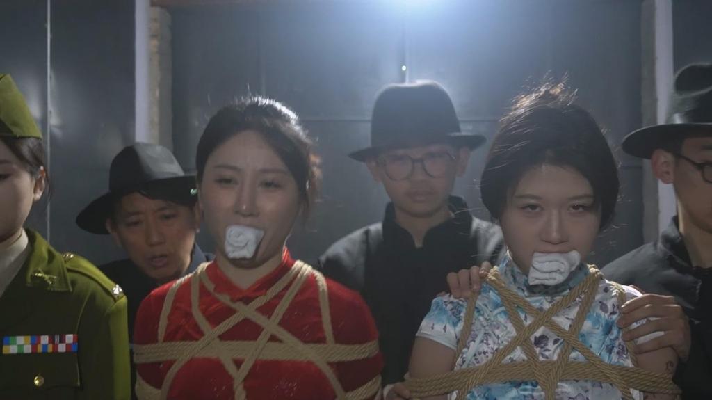 一绳有你定制《血色魔都2》上 军统为了威胁上海滩的老大为其所用，绑架了他的女儿，DXD得知这一消息后组织营救，不料消息走漏，组织营救的两女也被捕，三女坚贞不屈被军统关了起来。。。。。解压密码：qlzz