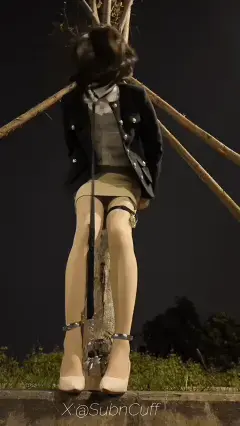 0125项圈脚镣背铐在树上SubM 最近几次户外自缚有小伙伴反馈都很像 所以昨晚专门换了一身衣服 又去了新的场地 用了很久没用过的玩具 结果差点被发现...<br>肉丝加裸色高跟 再铐上脚铐 双手背铐 走了一圈确认安全后 就带上了项圈 然后把牵引绳从脚铐链子中间穿过去 最后把双手反铐在了树上 这个姿势抬头就不能站直 站直就只能低着头 就因为这样 勉强抬头的时候不知道什么时候开进来一辆车 吓得直接蹲下疯狂找钥匙 