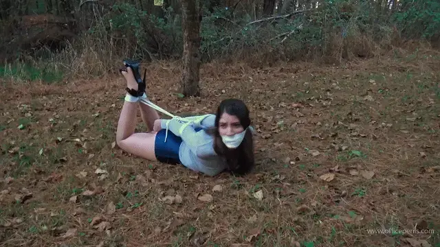 Arielle Lane - Tied to the Crab Apple Tree Arielle站在一棵树前，大卫走进屏幕，堵住她的嘴，把她绑在树上，让她穿着高跟鞋，脖子被绑在树枝上，摇摇欲坠地挣扎着。在折磨了可怜的Arielle几次之后，她被放在地上，直臂驷马在泥土和草地上挣扎，Arielle is standing in front of a tree when David comes into the screen gagging her and leashing her up to the tree, leaving her to struggle in precariously in her high heels with her neck tied to the limb.  After a bit and a few instances of tormenting poor Arielle, she's lowered to the ground where she's placed in a tight hogtie and left to struggle in the dirt and grass to await what is next.