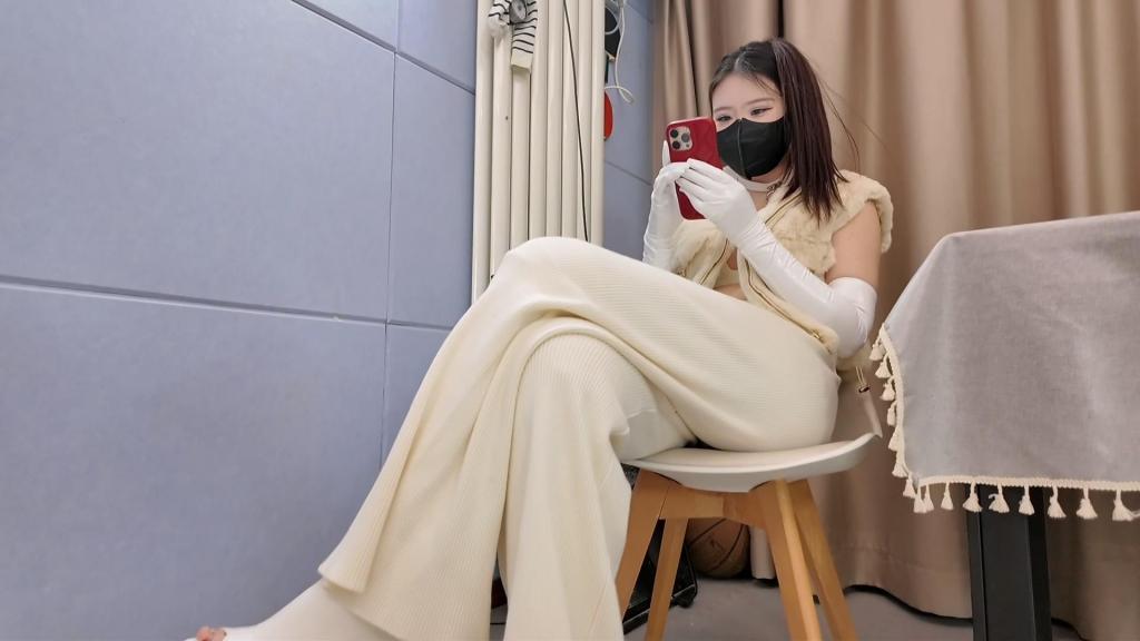 【杨蕊】挣扎的束缚女王【第五系列】（上编） 这是在“一绳所爱”工作室定制制作的视频。<br>这是已经获得上传许可的定制视频。<br><br>(我在使用翻译软件，所以语气可能有些生硬。)<br><br><br>是有剧本的视频<br>有脚本的视频制作成本更高，但如果这些视频流行，我们将继续制作它们。<br>本视频分为(上, 中, 下)篇<br><br><br><br>* 摄影型号 : 杨蕊<br><br><br><br>= 背景故事 =<br><br>曾出演第二系列的杨蕊再次登场。<br><br>放高利贷的人给杨蕊打电话，以解除杨蕊同伴们的奴隶契约作为赌注，向她提出一场赌局。<br>但杨蕊早已知道，对方一定会提出对自己不利的游戏，因此拒绝了他的提议。<br>然而，放高利贷的人以会进一步折磨那些已签订奴隶契约的同伴为由威胁杨蕊，<br>最终，杨蕊不得不接受他的提议。<br>被绳子捆住在地上爬行、为了搬运硬币而拼命挣扎、只要因疲惫而停下来休息就会被鞭打的这种状况正向杨蕊逼近。<br><br><br>Yang Rui, who appeared in the second series, makes another appearance.<br>The loan shark calls Yang Rui and proposes a bet, offering to terminate the slave contracts of her companions as the stake.<br>Knowing that the game proposed would be unfavorable to her, Yang Rui refuses the offer.<br>However, the loan shark threatens to further torment her companions who are bound by slave contracts,<br>and in the end, Yang Rui has no choice but to accept his proposal.<br>A situation in which one is bound with ropes, forced to crawl along the floor, struggling to move coins, and whipped if exhaustion leads to stopping to rest is approaching Yang Rui.<br><br><br>(请给我一个视频制作的背景故事想法，我将用它作为参考。)长靴 Long Boots