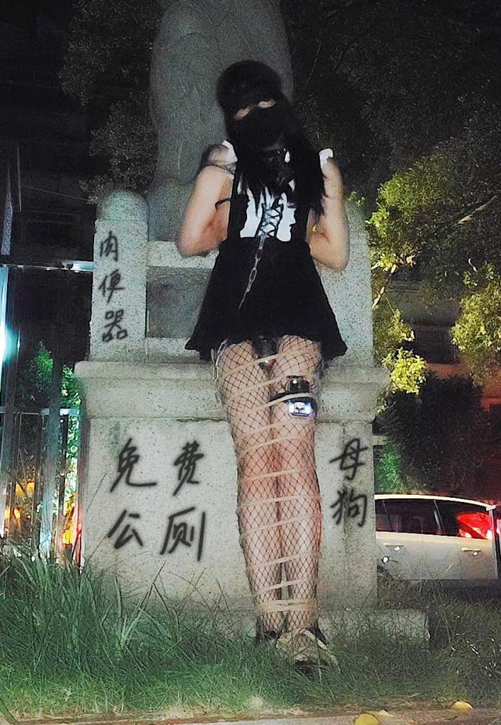 女仆装小男娘外出露出自缚被拴在马路边郊狼电击 穿着情趣女仆装，前锁后塞，郊狼自动随机放电，用定时锁锁铁链栓在公园门口的路边上，离马路超级近，能很明显听到马路对面店铺的声音，路过的车声音也特别大。这次用蕾丝眼罩，让剥夺了一点点的视觉，看东西特别糊，而且减剪视频不用挡脸了（bushi），定时锁二十分钟，十二厘米高跟鞋，双腿麻绳捆绑，被发现了完全跑不了的，手铐在背上吊到最高了，铐上都花了好一会，解开解了好久，依旧电得扭来扭去的，依旧电的喘声练练，但是感觉没有玩尽兴，下次挑战更刺激的。