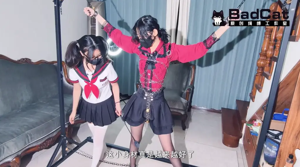 【BadCat】【妙妙X咲希】【恶魔X女侦探 第一部终章 双女都被铁链紧缚 股绳相互折磨】【百合双女  剧情 捆绑 挣扎】【出售原味】 大家好，我们是BadCat工作室。求关注 求关注！！！<br><br>【最新资讯】<br>眼看年终将至 工作室为了明年能更好的服务大家 所以还在努力接单中 希望大家有定拍需求的多多照顾我们！<br>众所周知 在本工作室定拍过的朋友都知道 我们的原则是对得起每一位客户 尽力满足大家的正常需求 忙活了一年 我们也想风风光光的过个年 希望大家也能够多多捧场！谢谢！<br><br>工作室 之后的发展方向 偏向绳屋和剧情cos定制 我们也在努力提升！<br>工作室 明年将全面升级 诚招鞍山附近想合作的绳模<br>雪儿暂时已回到天津 下个月会再有合作 想定拍雪儿的也欢迎来排单！<br>咲希目前已经恢复拍摄  175身高 大长腿 职业模特 学过播音舞蹈 热爱cos 和二次元 喜欢她的小伙伴 赶快来找她定拍吧！<br><br>目前其他平台的盗版视频日益猖獗 我们这个小作坊还是希望大家能够多多支持！<br>BADCAT 工作室专用QQ 2723822894<br>业务咨询 线下体验等事务 欢迎加他<br>个人VX 从即日起 增收门槛 主要是近期一些其他平台的乱七八糟的素质低下的人来加V 本喵实在不想再接待了<br><br>PS:工作室定拍收取的订金 一旦收取 没有特殊原因是不予退还的 这里必须说清楚 望各位定拍的粉丝知晓<br>定金的目的就是约束双方履行承诺的 如果真的因为后续原因 客户资金不足或其他原因 那只能按客户跑单计算<br>如因本工作室原因 会予以部分补偿 或全额退款 <br><br>【模特信息】<br>本工作室模特目前：咲希  本喵 雪儿 都可接受定拍！有需求的宝宝可以联系我们！<br>感谢大家的支持<br><br>【工作室推特】@surelovemeng 工作室X刚刚成立 喜欢的宝宝欢迎关注！！<br><br>【关于本作】（解压密码：badcat）<br>本次视频来自一位粉丝朋友的的定拍 此前的女侦探与小恶魔系列一直是这位朋友在定制 终于在今天迎来了第一部的最后一集 女侦探咲希再次被本喵抓住 大字形的吊了起来 之后被本喵各种欺负 之后换上了五花大绑 依旧是用的铁链 很多朋友可能会觉得铁链没什么 但是我们在东北这边 铁链特别的冰冷 捆在身上凉冰冰的感觉 真的是很难受 而且表哥的捆绑 从不放水 给我们两个人捆的最后手腕都开始酸麻 身上上了十多道的锁 生怕我们两个挣脱 不过毕竟是大结局了嘛 总要有一些不一样的东西 表哥饰演的反派大哥 最后拿着本喵背叛组织的证据 把本喵也捆了起来 之后还把我们两个下面的股链连在了一起 这样确实一方挣扎 另一方也会跟着难受 这滋味真的不好受 不过眼看过年了 本喵也想多接一点单子 风风光光的过个年 各位看视频的哥哥姐姐们 还希望最近多多支持本工作室哦 最差也点点关注嘛 感谢大家啦！<br><br>【关于定拍】<br>我们这个工作室是一个新成立的小作坊，拍摄的都是一些清水擦边的作品。目前工作室就我和咲希以及我的表哥。最低600就可以订拍！同时也欢迎大家赞助服装！<br>另外工作室紧缺cos服，有想看cos捆绑的可以尽情赞助，可享受部分优惠。随着工作室的逐渐步入正轨，这种福利就快要到期了，到期后，赞助服装将不再享受优惠，望周知！<br>本工作室不接各种大尺度或者裸露的定拍，不露脸，只是因为爱好并且想分享出来赚点零花钱而已，那些想歪的和喜欢大尺度的就不用联系我了！<br>最后有什么有趣的玩法剧情或者想让本喵穿的衣服也可以联系我们哟！<br><br>【关于体验】<br>有经济实力的再  ！！！！<br>大概流程和之前的视频大概一致，可以以那个作为参考！玩法可以商量，但是不要提什么裸露哪里的，这是线下体验，不是别的！还有地区太远想考虑下的什么的也请想清楚能不能来，再联系我！<br>玩这个纯粹因为个人爱好，不想涉及黄X之类的东西，健康紧缚为主。最近也总是接到询问价格之类的问题，这里统一回复一下，想线下约绳子的，必须要能接受我和我表哥一起的，如果不能接受，也就不用相互打扰了。然后太重口的也免开尊口！<br>线下体验五张起，如果没有一定的经济实力，或者路途太远以及过很久之后才来的那种，也可以不用加我啦！本来线下体验就是有一定的危险，我一个刚毕业的大学生，自己出去确实不安全，所以希望大家也能理解一下。<br>我和雪宝两个人也在努力学习绳子，如果辽宁附近的姐妹想一起拍视频或者约绳子，这边还是十分欢迎的！像这种视频之类的本来就属于小众圈子，希望大家都能购买正版渠道，不要未经允许私自传播。<br><br>【关于招聘】<br>女生优先！！姐妹优先！！本喵特别想认识辽宁鞍山附近的女生一起玩绳子！寒假正好！！到底有没有鞍山附近能一起玩的姐妹呀！！特别需求！！！<br>其次是伪娘，伪娘这边应聘绳模是没有工资的，但如果相貌身材优秀的话，是可以长期互勉拍摄的，能接受的联系我！不能的话就免开尊口啦！我和我雪宝最近也在努力练习绳子，如果有优质伪娘也可以长期给我们当练手的模特，现在紧缺，可能会找两到三个长期稳定的一起合作，名额有限，有意者请赶紧联系！<br><br>【写在最后】<br>【BadCat专用麻绳】也上线了哦，品质绝对过关，现在和之后的视频我们也会用自己生产的麻绳来进行，有需要的朋友欢迎联系我们。后续我们也会逐步开发各种道具，希望各位能够多多捧场。<br>【BadCat原味丝袜】最近天气越来越冷，家里存了一批没来得及洗的丝袜，黑丝白丝肉丝都有，包括视频里和塞嘴里的，有需要的朋友也可以联系我们，加好友时留言妖狐吧原味，可享原味包邮服务，每人限一次哦！<br>联系方式统一加QQ：2723822894  仅限业务咨询 想加VX的需要门槛  闲聊勿扰！重申一遍，闲聊勿扰哦！聊那些颜色内容还有发奇怪照片的朋友们，就不要浪费彼此的时间了，谢谢大家，我们下部片子见！